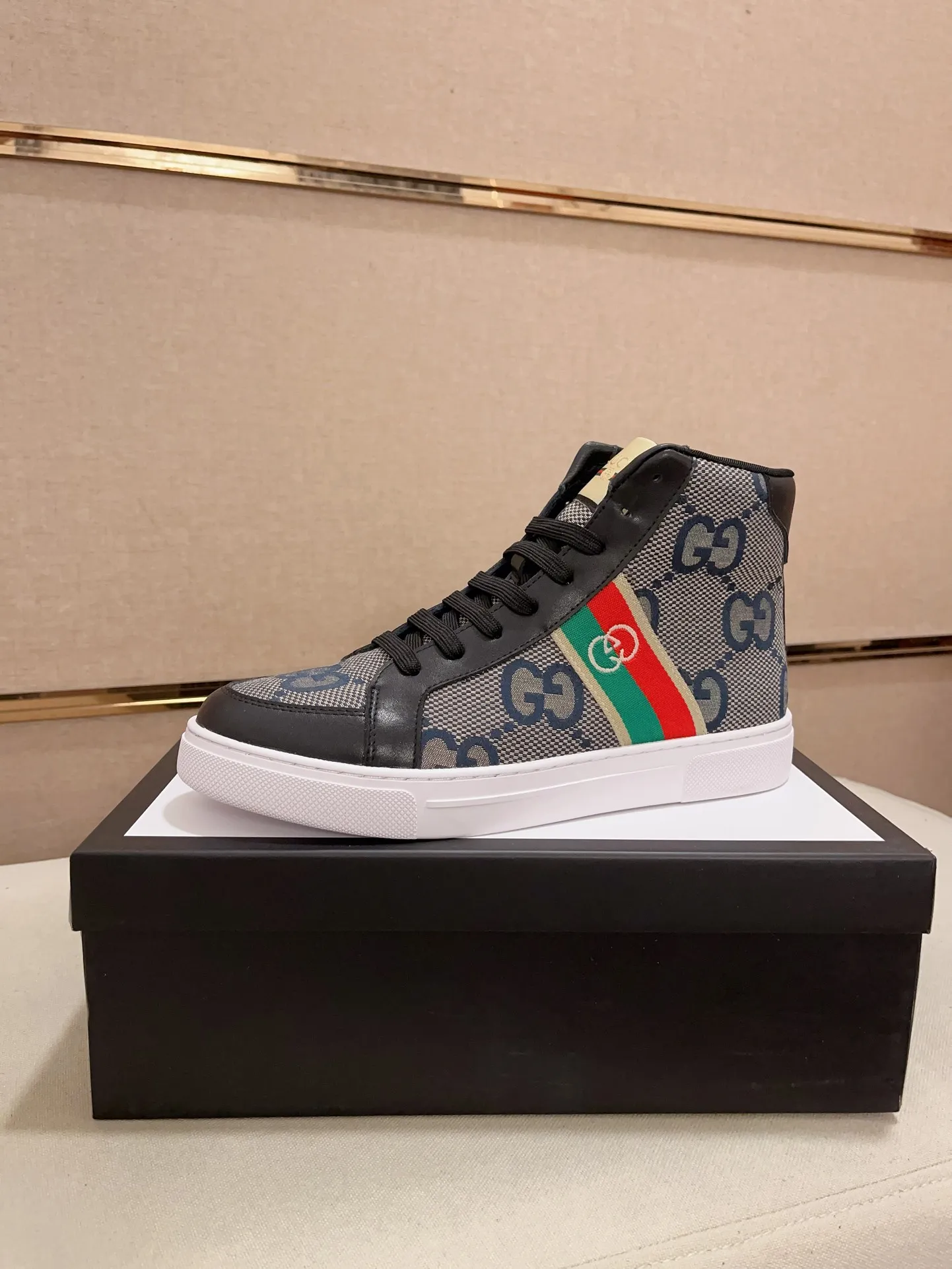 Men's shoes 💰 440 💰 High-quality new high-top GUCCI counters are on the market at the same time. The new men's shoes, 😘fabrics are selected imported cowhide, lining: sheepskin lining. 👍🏿 High-end ☄️ air-cushion molded anti-slip rubber outsole, exquisite lines, simple and elegant, comfortable and high-end for leisure travel. Code number: 38 to 44 (45 can be customized and cannot be returned or exchanged)